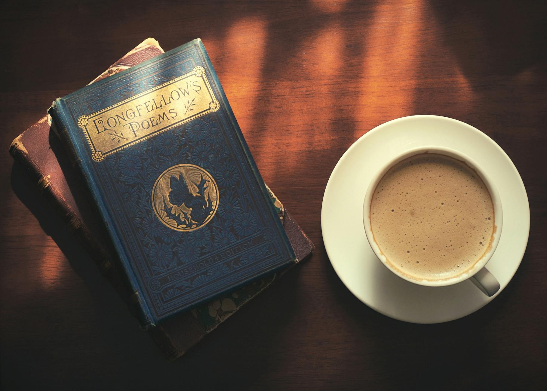 Bücher und Kaffee — Lernen mit Atmosphäre