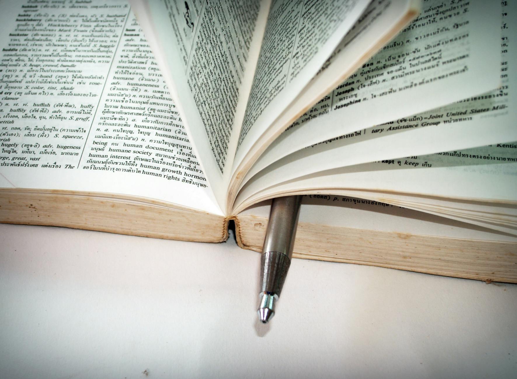 Wörterbuch und Notizen beim Sprachenlernen
