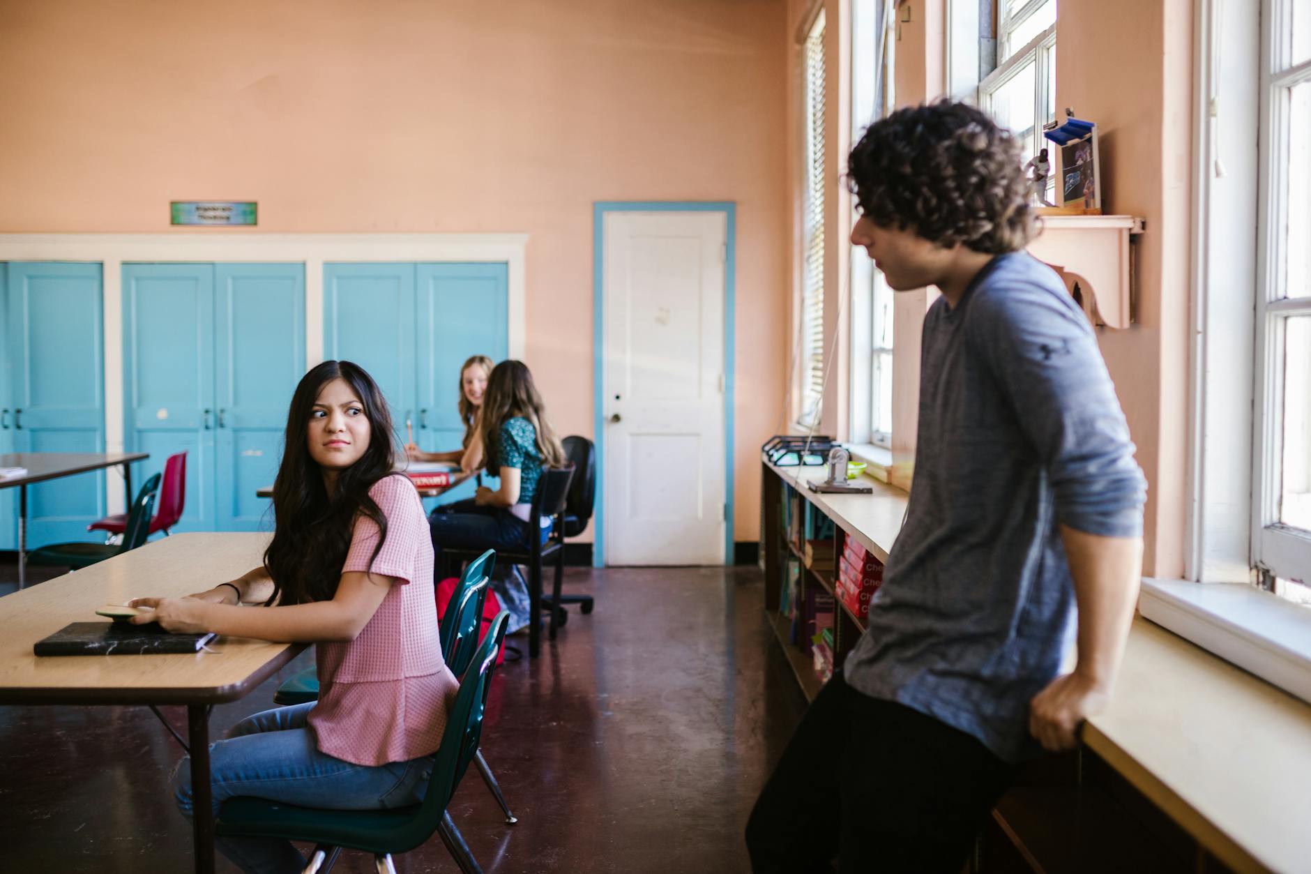 Sprachschüler:innen im Gespräch in einem hellen Klassenraum