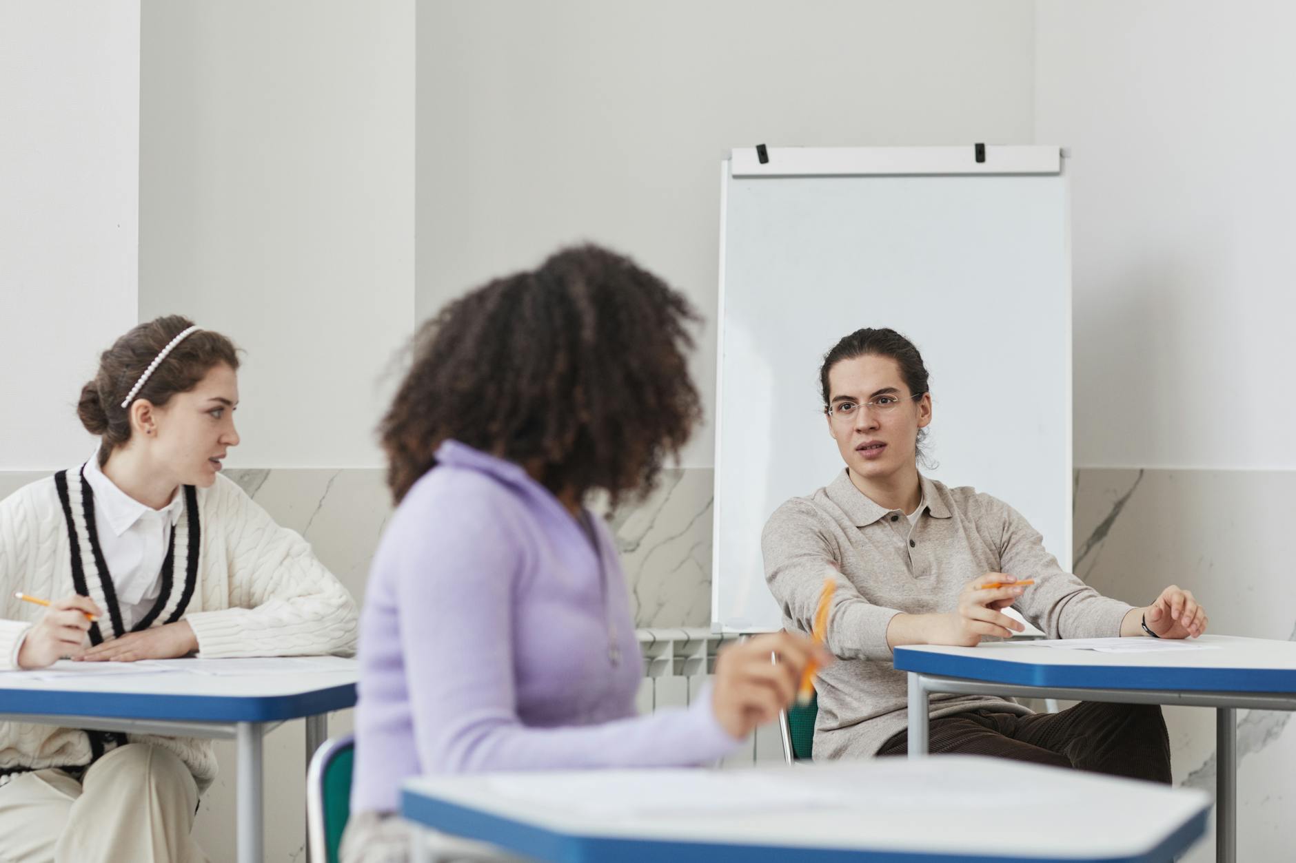 Sprachschüler:innen in Gesprächsrunde